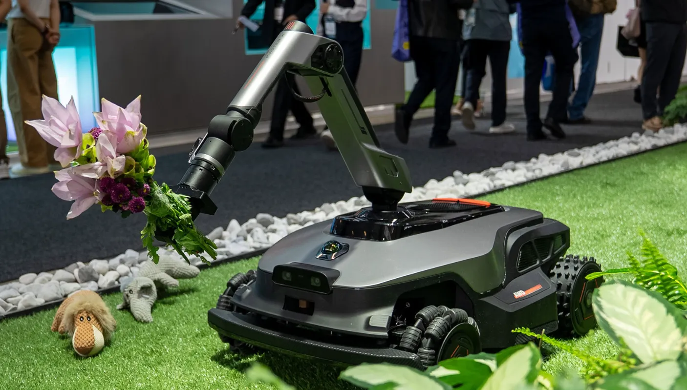 Unveiled at IFA: The NexLawn Master X Concept, a Lawnmower with a Robotic Arm
